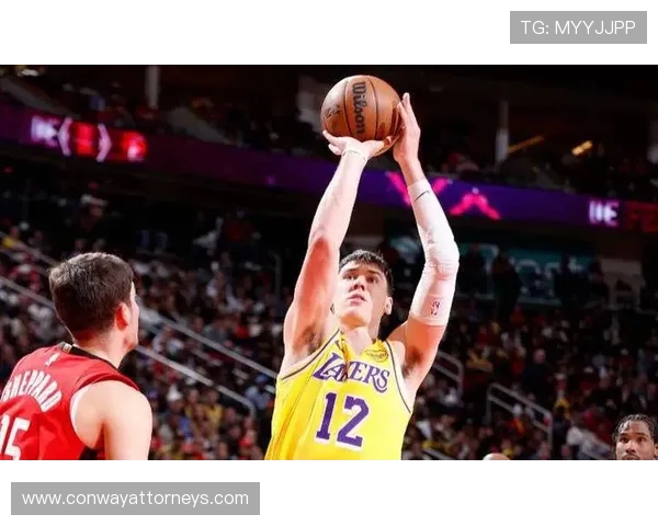 安东尼·戴维斯挡拆拉开空间，高效防守助湖人稳固内线核心