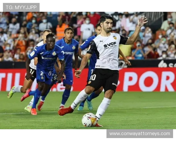 瓦伦西亚球迷抗议持续，球队表现与管理层决策引发不满